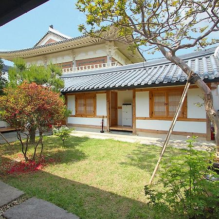 Sarangnamoo Hanok Guesthouse Jeonju Exterior photo