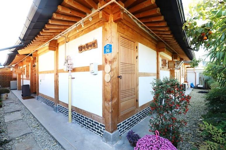 Sarangnamoo Hanok Guesthouse Jeonju Exterior photo