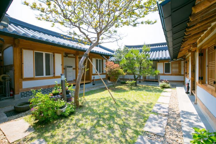 Sarangnamoo Hanok Guesthouse Jeonju Exterior photo
