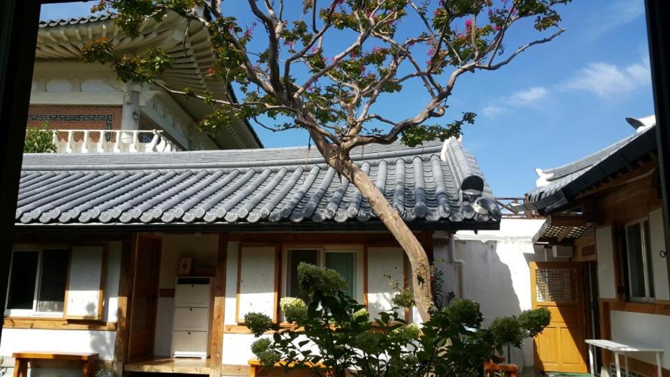 Sarangnamoo Hanok Guesthouse Jeonju Exterior photo