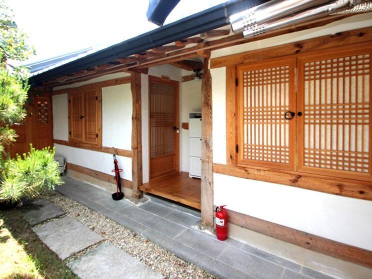 Sarangnamoo Hanok Guesthouse Jeonju Exterior photo