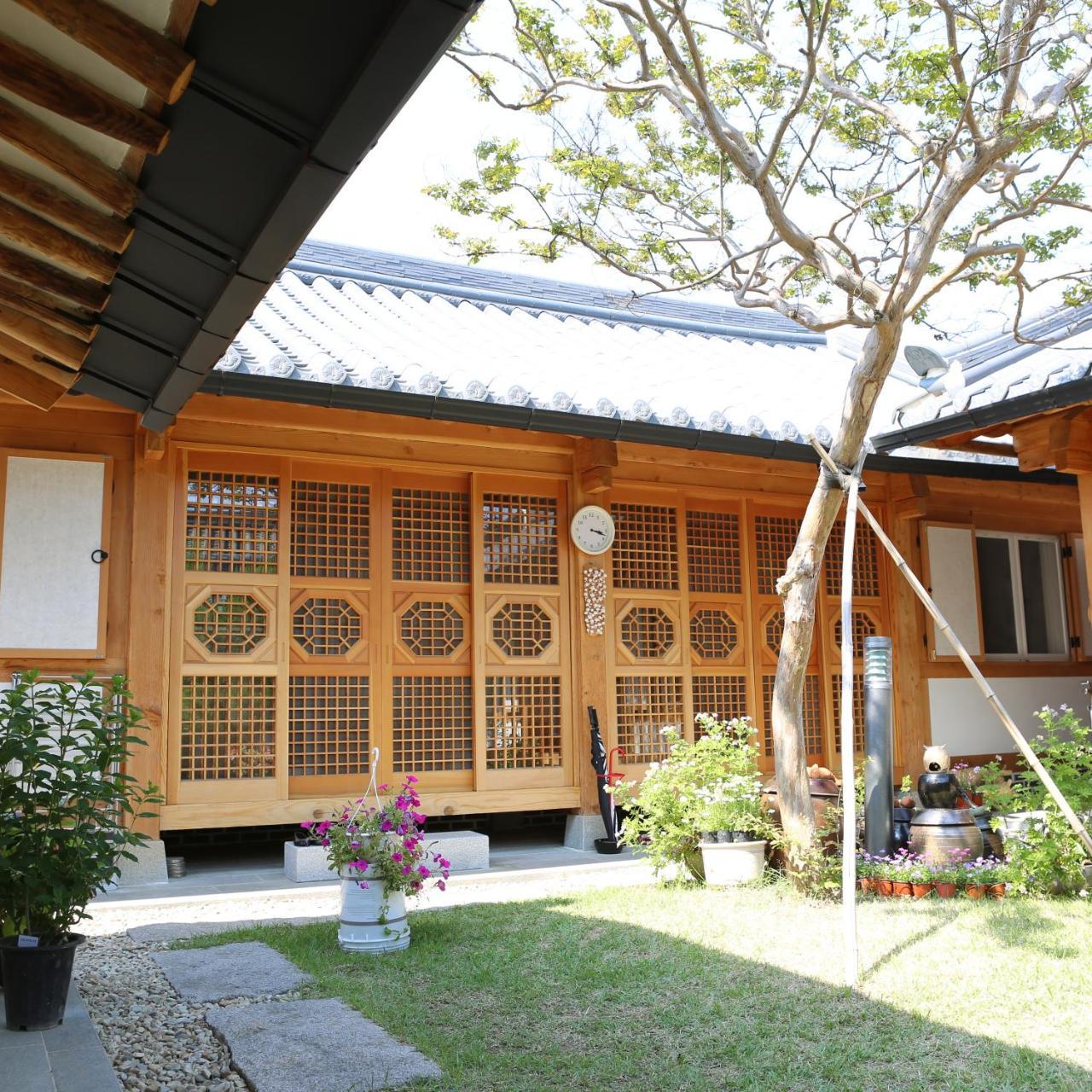 Sarangnamoo Hanok Guesthouse Jeonju Exterior photo